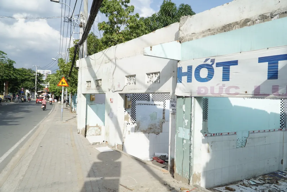 Người dân đang tháo dỡ công trình để bàn giao mặt bằng