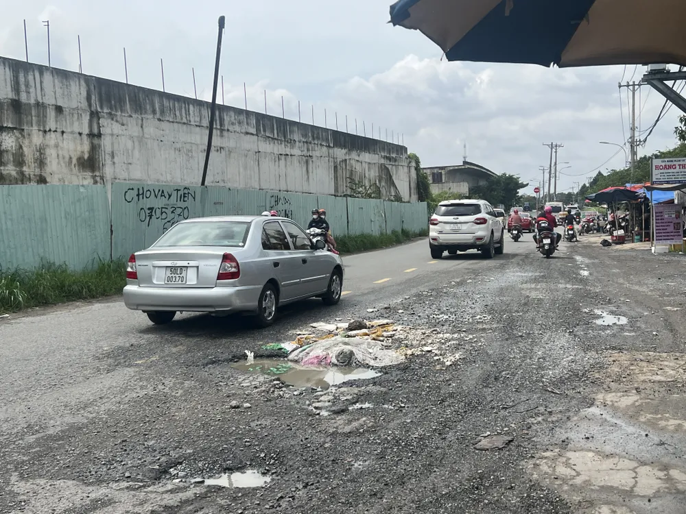 Tuy nhiên, trên thực tế vẫn còn có nhiều con đường xuống cấp, ngập nước như Lã Xuân Oai, Lò Lu, Bưng Ông Thoàn, Nguyễn Hoàng...tất cả đều ở TP Thủ Đức. Ảnh: ĐÀO TRANG