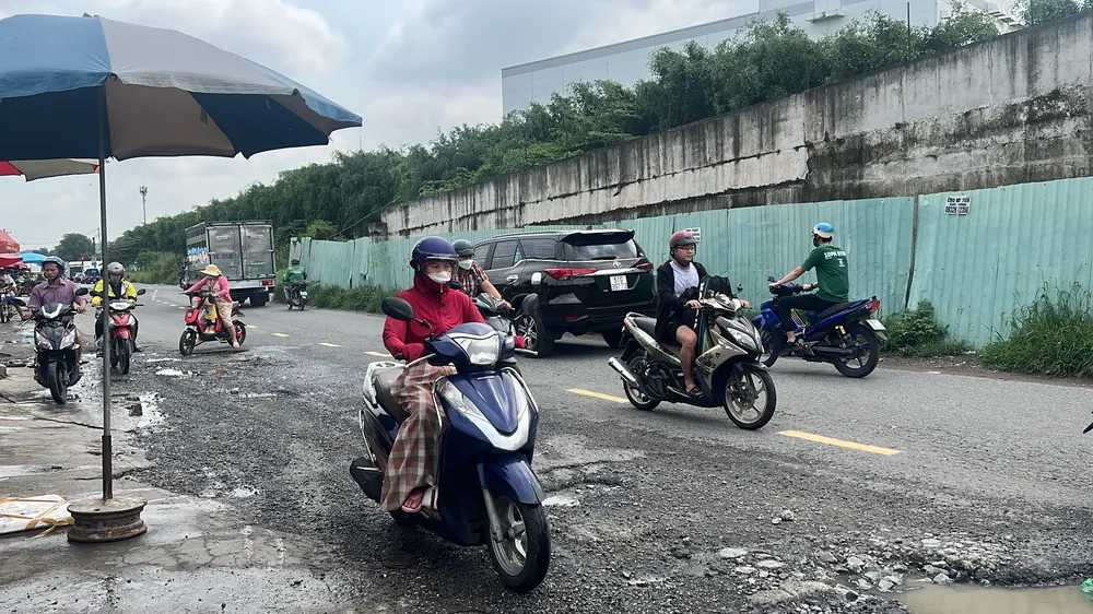 Mới đây, Sở GTVT TP.HCM đã có văn bản gửi UBND các quận huyện, các đơn vị có liên quan thường xuyên rà soát hạ tầng, đảm bảo an toàn giao thông. Ảnh: ĐÀO TRANG