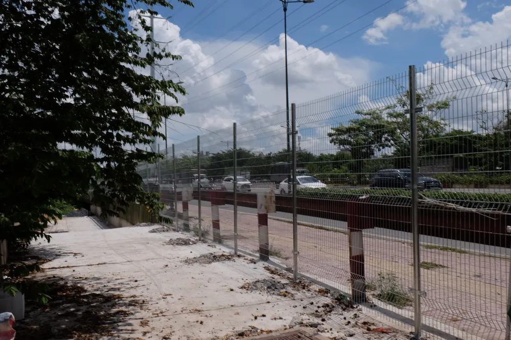 Khu vực cầu Rạch Lăng được rào chắn, trước đó khu vực này thường xuyên bị đổ rác trộm và đốt rác. Ảnh: ĐT Khu vực cầu Rạch Lăng được rào chắn, trước đó khu vực này thường xuyên bị đổ rác trộm và đốt rác. Ảnh: ĐT