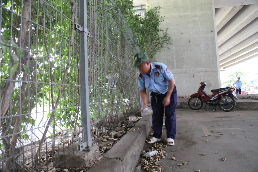 Khu vực cầu Phú Mỹ, quận 7 cũng được rào chắn. Nơi đây cũng có bảo vệ để ngăn tình trạng đổ rác trộm. Ảnh: ĐT Khu vực cầu Phú Mỹ, quận 7 cũng được rào chắn. Nơi đây cũng có bảo vệ để ngăn tình trạng đổ rác trộm. Ảnh: ĐT