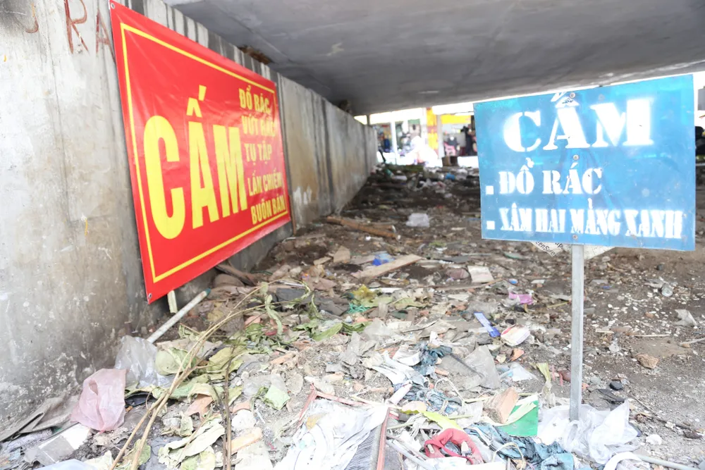 Dạ cầu Nguyễn Văn Cừ, phía quận 8 hiện nay chưa được lắp rào, rác chất đống cạnh hai biển cấm. Trước thực trạng trên, Sở GTVT TP cho biết sắp tới dạ cầu này cũng sẽ được lắp hàng rào để bảo vệ. Ảnh: ĐT Dạ cầu Nguyễn Văn Cừ, phía quận 8 hiện nay chưa được lắp rào, rác chất đống cạnh hai biển cấm. Trước thực trạng trên, Sở GTVT TP cho biết sắp tới dạ cầu này cũng sẽ được lắp hàng rào để bảo vệ. Ảnh: ĐT