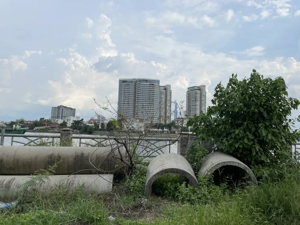 Khu vực thi công bỏ không, không có công nhân thi công. Ảnh: ĐT Khu vực thi công bỏ không, không có công nhân thi công. Ảnh: ĐT