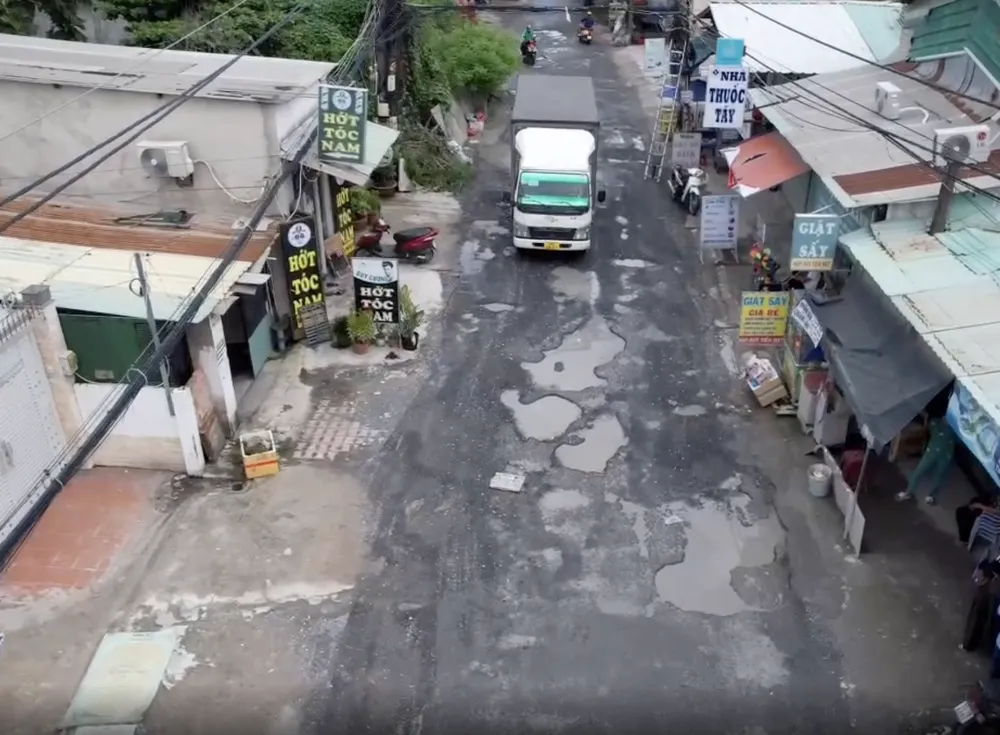 Đường Bưng Ông Thoàn chi chít ổ voi, ổ gà. Ảnh: ĐT Đường Bưng Ông Thoàn chi chít ổ voi, ổ gà. Ảnh: ĐT