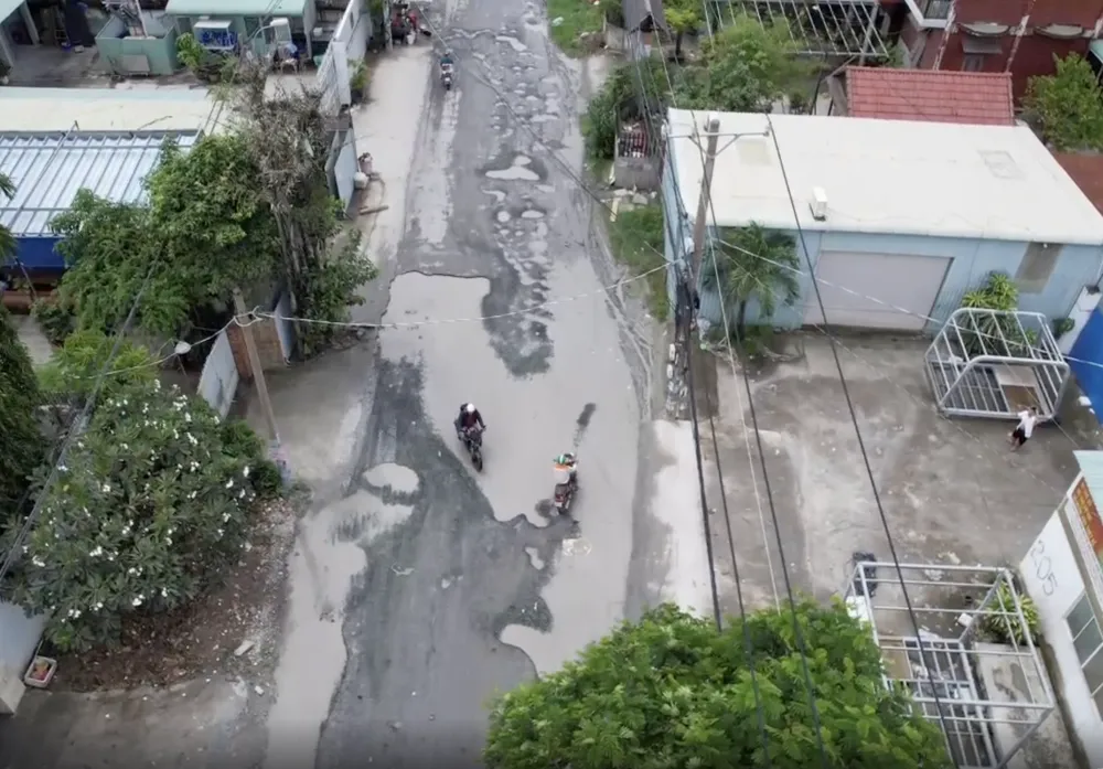 Đường Bưng Ông Thoàn nhiều vũng nước lớn, sâu. Ảnh: ĐT Đường Bưng Ông Thoàn nhiều vũng nước lớn, sâu. Ảnh: ĐT