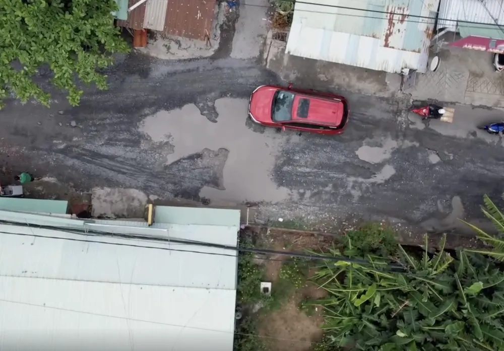 Các phương tiện vất vả di chuyển qua các điểm ngập sâu. Ảnh: ĐT Các phương tiện vất vả di chuyển qua các điểm ngập sâu. Ảnh: ĐT