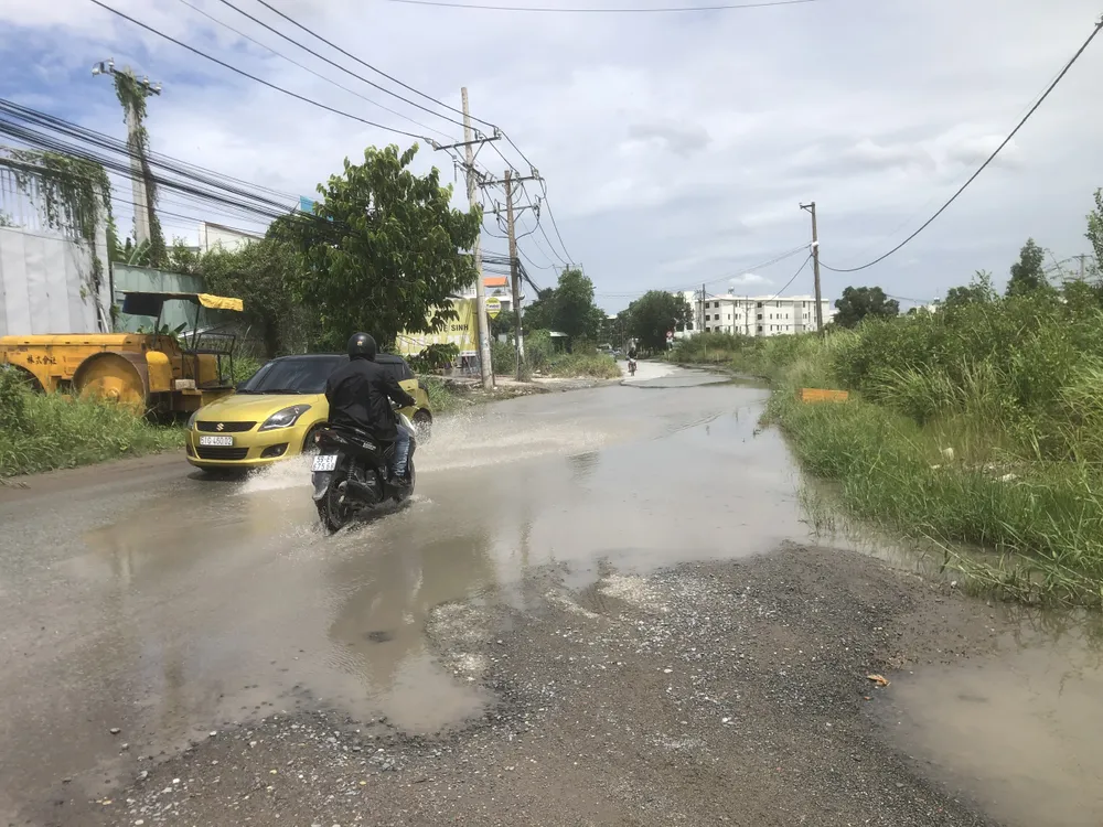 Đường Bưng Ông Thoàn ngập nước. Ảnh: ĐT Đường Bưng Ông Thoàn ngập nước. Ảnh: ĐT