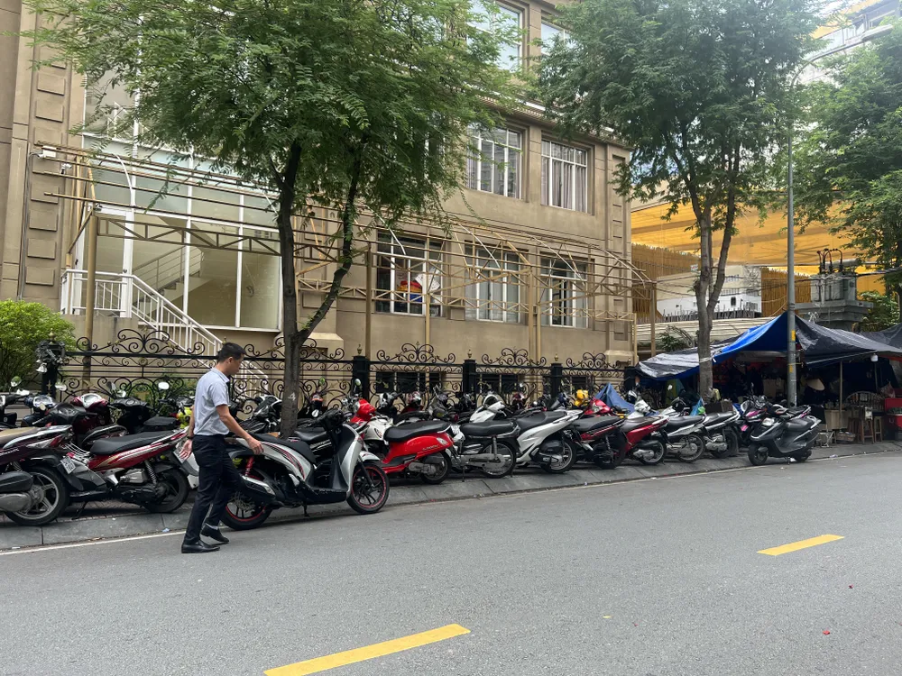 Người đi bộ bị đẩy xuống lòng đường. Ảnh: ĐÀO TRANG