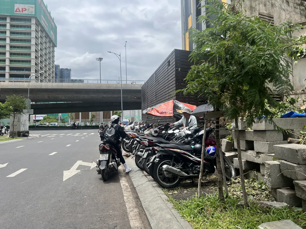 Đường kết nối ra đường Tôn Đức Thắng cũng có bãi giữ xe tự phát. Ảnh: ĐÀO TRANG