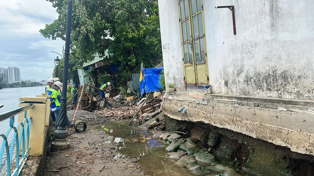 Những căn nhà trong khu vực sạt lở có đoạn sụp lún tới nửa mét, có thể trôi xuống sông bất cứ lúc nào. Ảnh: ĐÀO TRANG