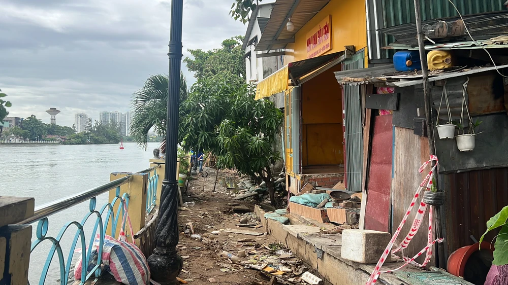 UBND TP.HCM yêu cầu các đơn vị khẩn cấp hỗ trợ các hộ dân bị sụp lún ở Thanh Đa. Ảnh: ĐÀO TRANG