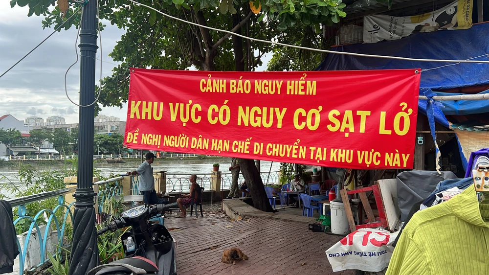 Chính quyền phường 25 đã cử công an, tổ dân phố, dân quân tự vệ trực 24/24 để đảm bảo an toàn cho người dân khu vực đang diễn ra sạt lở. Ảnh: ĐÀO TRANG