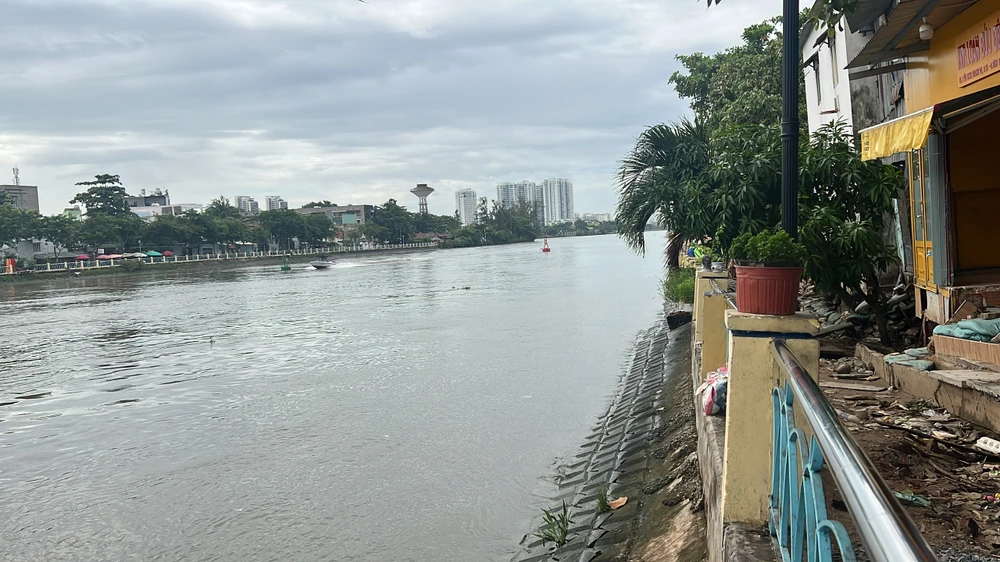 Dọc bờ kênh Thanh Đa - khu vực đang sạt lở (đoạn 1.1). Ảnh: ĐÀO TRANG