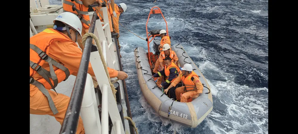 4 ngư dân của Việt Nam đã kịp thời được cứu. Ảnh: CTV