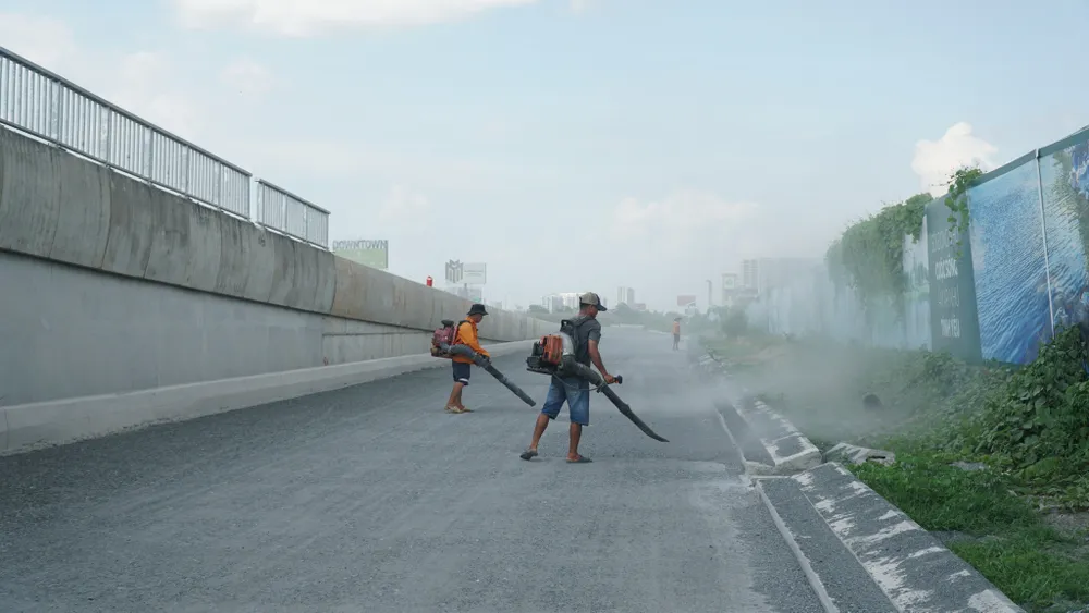 Công nhân đang tích cực thi công, gấp rút hoàn thiện các hạng mục cuối cùng. Ảnh: Nguyễn Tiến