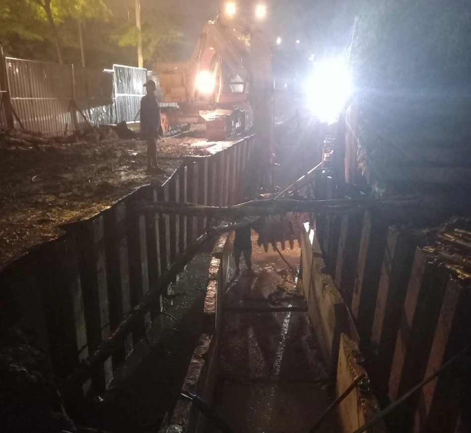 Ban Giao thông cho biết hiện nay theo giấy phép thi công, dự án đang được triển khai thi công về đêm, từ 22 giờ đến 5 giờ sáng để đảm bảo an toàn giao thông trong khu vực. Ảnh: CTV Ban Giao thông cho biết hiện nay theo giấy phép thi công, dự án đang được triển khai thi công về đêm, từ 22 giờ đến 5 giờ sáng để đảm bảo an toàn giao thông trong khu vực. Ảnh: CTV