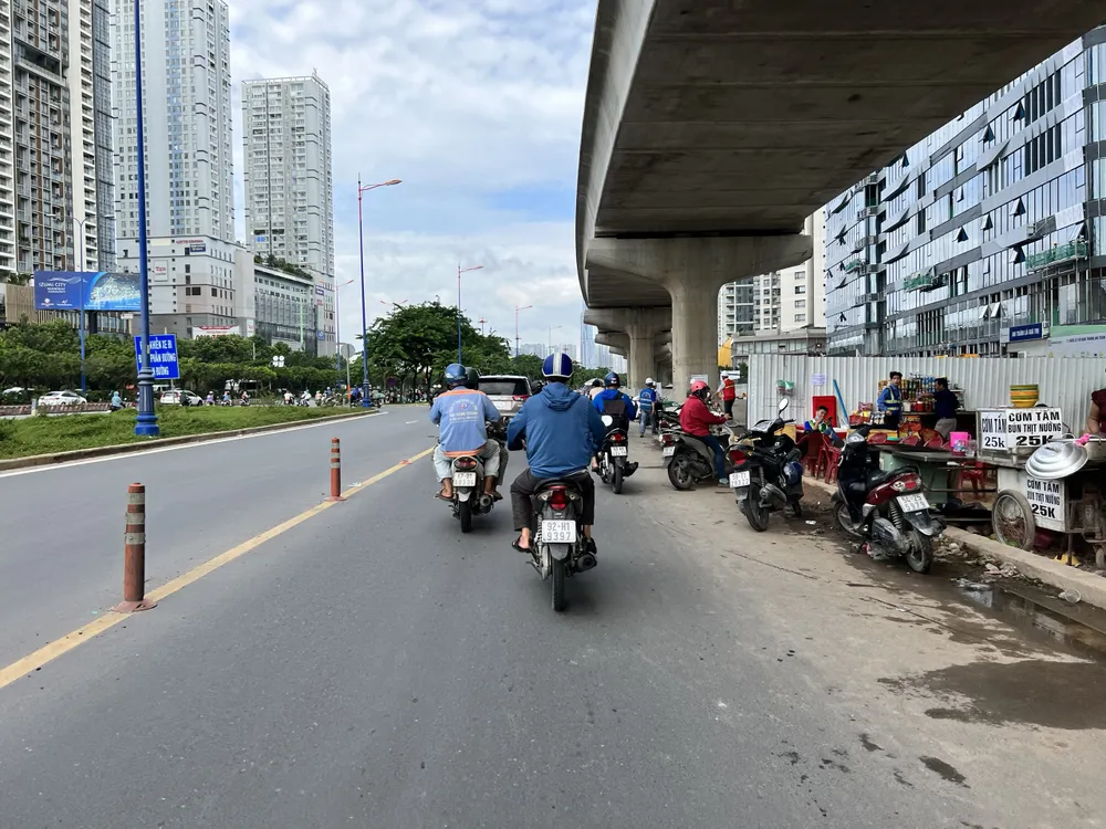 Theo đó, hiện nay Sở GTVT TP cũng đã yêu cầu các phòng ban trực thuộc sở thường xuyên rà soát tình hình giao thông trong khu vực, đặc biệt là tình trạng lấn chiếm lòng, lề đường để báo cáo về sở định kỳ. Ảnh: ĐT