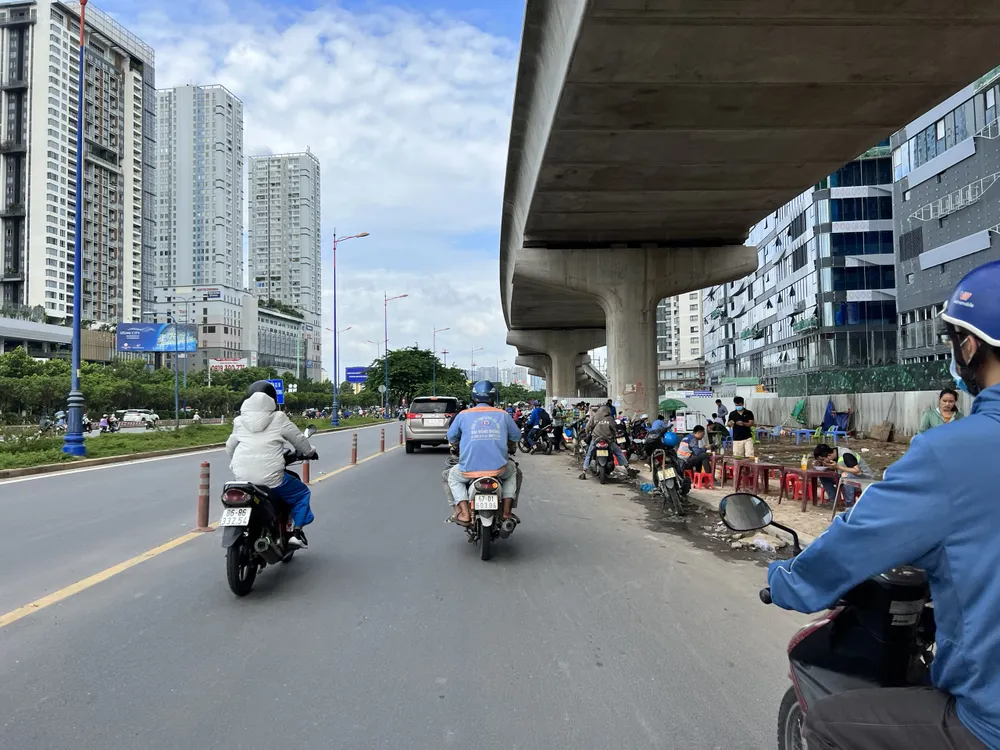 Gần đây, UBND TP.HCM đã có văn bản yêu cầu xử lý trách nhiệm đối với người đứng đầu và cấp phó được giao phụ trách thuộc thẩm quyền quản lý liên quan đến việc sử dụng lòng, lề đường, vỉa hè không đảm bảo an toàn giao thông, dẫn đến tại nạn giao thông. Ảnh: ĐT
