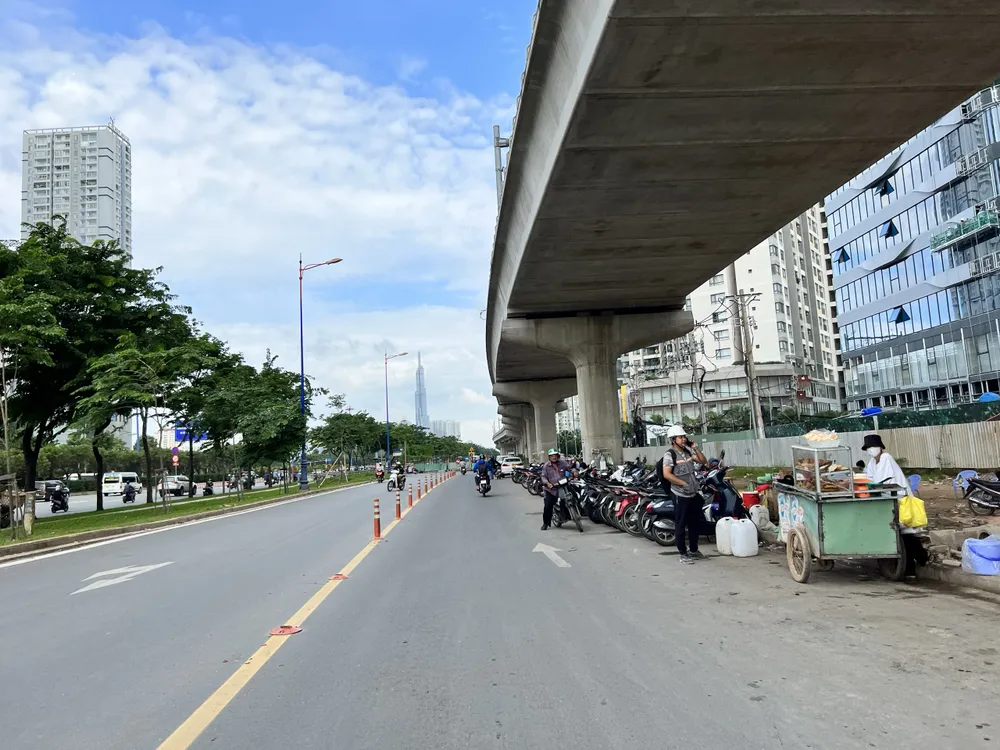 Đường song hành Võ Nguyên Giáp đang bị lấn chiếm lòng lề đường. Ảnh: ĐT