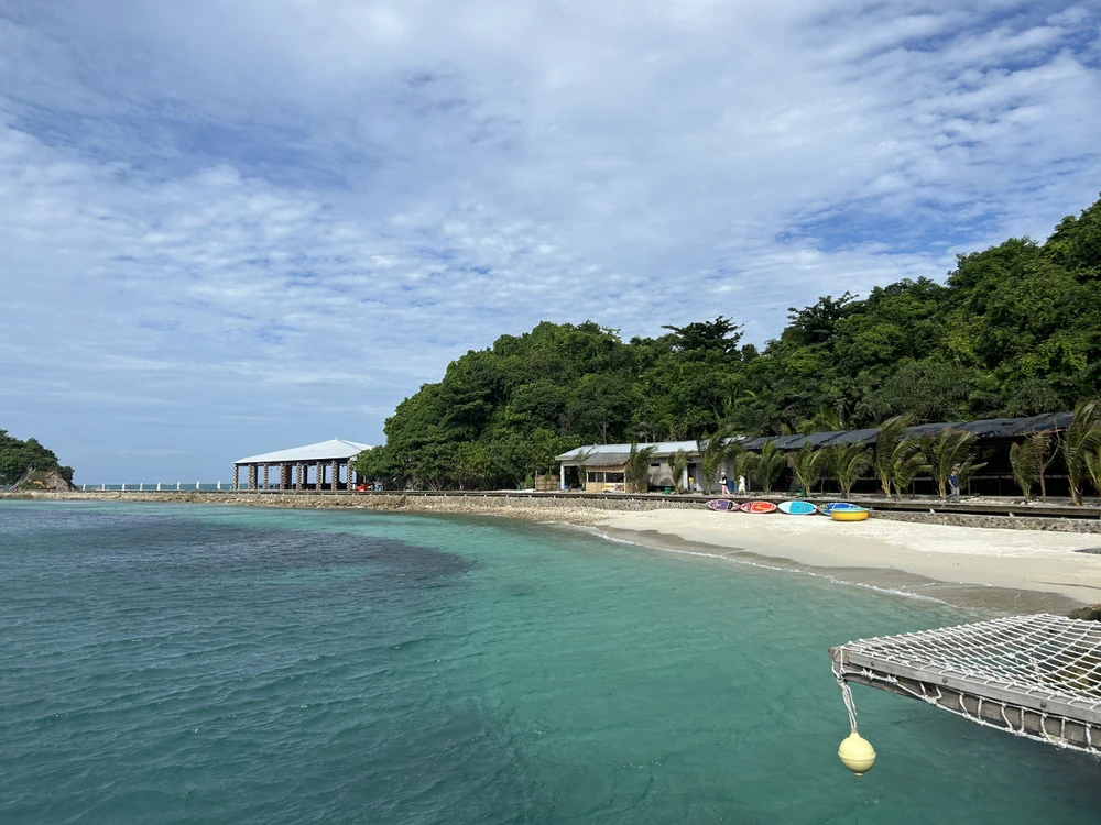 Toàn cảnh hòn Hai Bờ Đập. Ảnh: HẢI DƯƠNG