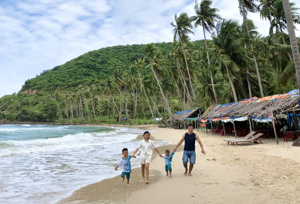 Du khách đi dạo trên bãi Cây Mến. Ảnh: QUANG HUY