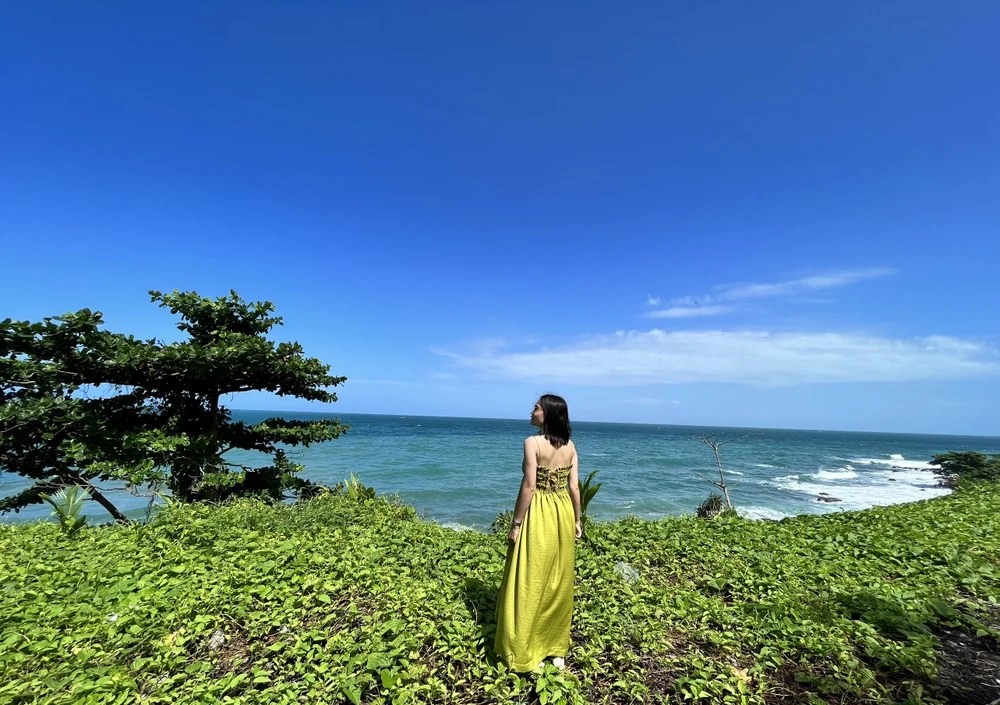 Chỉ cần dừng xe máy vào vệ đường và lấy máy ra là có ảnh đẹp. Ảnh: Đức Hiền