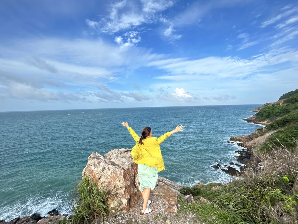 Từ tuyến đường ven biển, du khách có thể check in với bãi biển xanh biếc. Ảnh: HẢI DƯƠNG