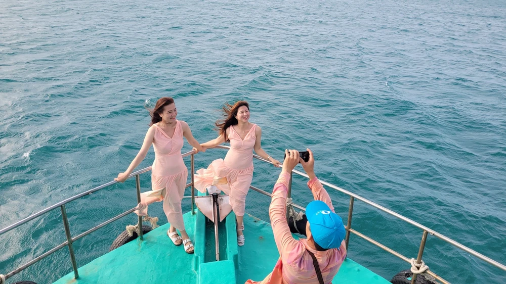 Từ mũi tàu, du khách có thể chụp hình lưu niệm. Ảnh: PHƯƠNG NAM