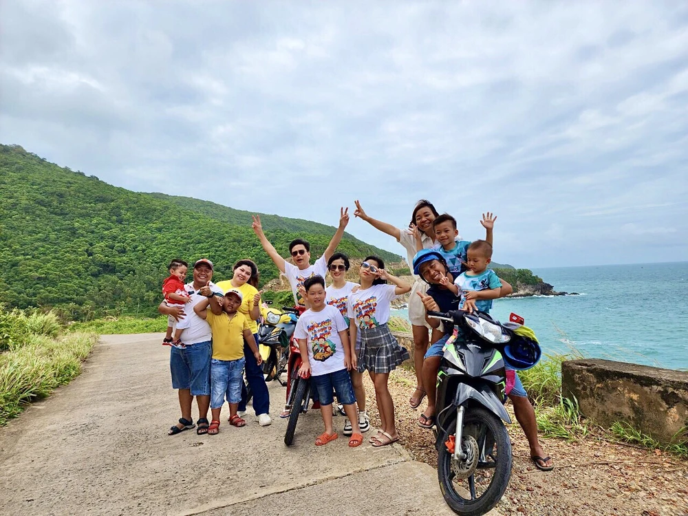 Đoàn du khách thuê xe máy để khám phá đảo Nam Du. Ảnh: Quang Huy