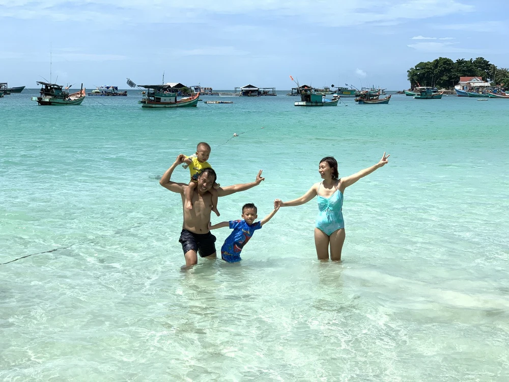 Nước biển xanh như ngọc khiến ai cũng mê mẩn. Ảnh: Quang Huy