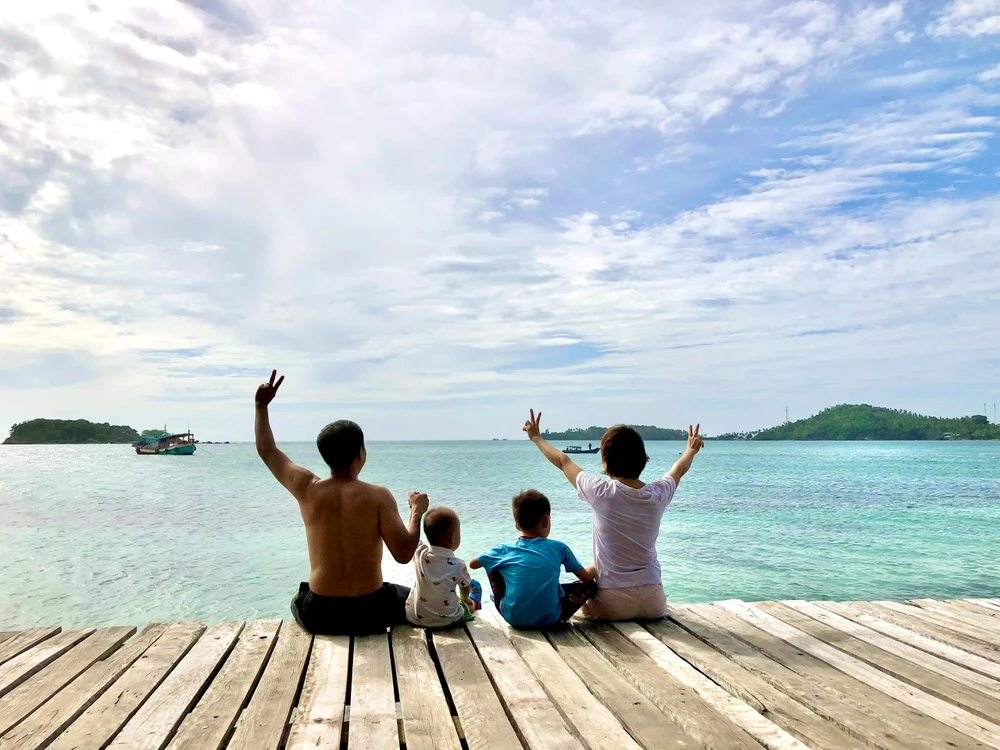 Cả gia đình cùng check in ở hòn Hai Bờ Đập. Ảnh: QUANG HUY