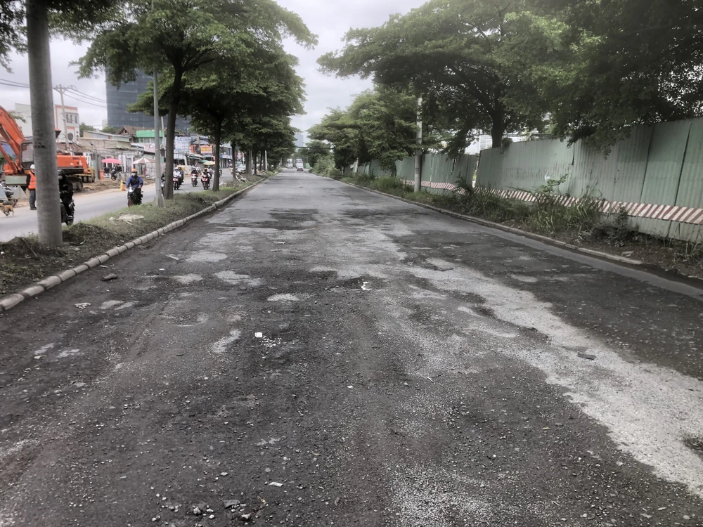 Thời gian qua, Ban Giao thông vừa đảm bảo thi công, phân luồng giao thông vừa tổ chức dặm vá đường để đảm bảo an toàn giao thông khu vực dự án.