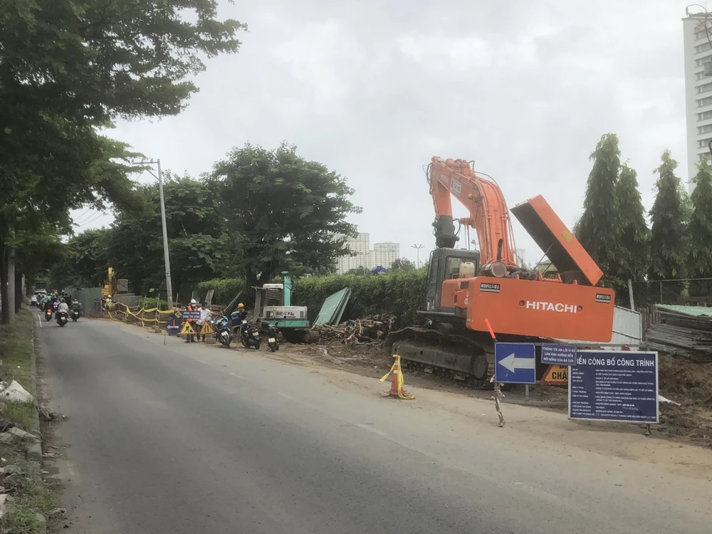 Do TP.HCM có mưa lớn thường xuyên nên công tác duy tu, dặm vá mặt đường gặp nhiều khó khăn.