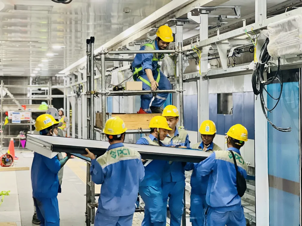 Các kỹ sư đang lắp đặt cửa chắn ke ga. Ảnh: MAUR Các kỹ sư đang lắp đặt cửa chắn ke ga. Ảnh: MAUR