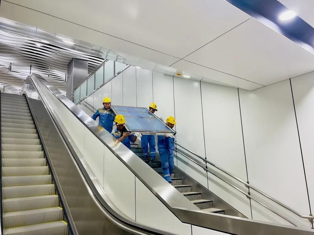 Từng tấm cửa chắn được bê đỡ cẩn trọng. Ảnh: MAUR Từng tấm cửa chắn được bê đỡ cẩn trọng. Ảnh: MAUR