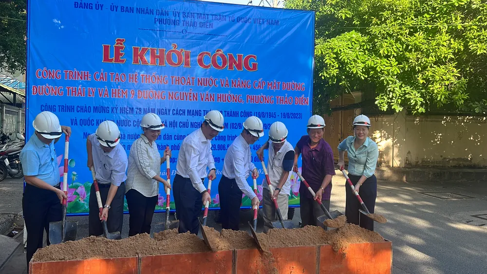 UBND phường Thảo Điền tổ chức lễ khởi công cải tạo hệ thống thoát nước và nâng cấp đường Thái Ly và hẻm 9 đường Nguyễn Văn Hưởng. Ảnh: ĐÀO TRANG