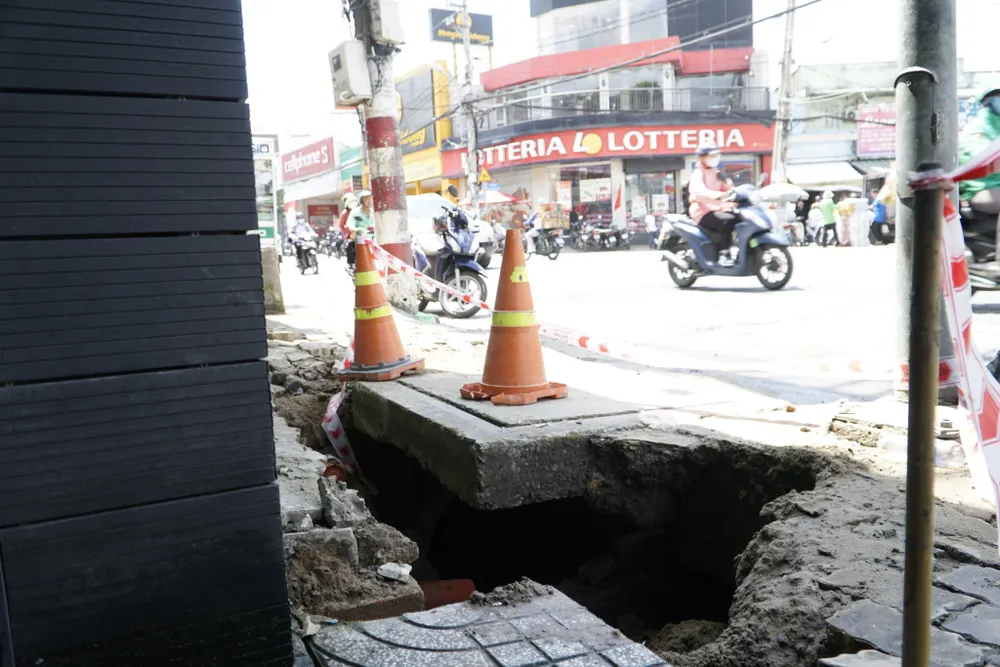 Hố sâu khoảng 2 m, hiện đang được đơn vị thi công sửa chữa. Ảnh: ĐT