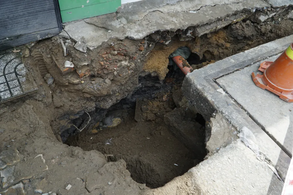 Hố sụp lún xuất hiện trước cửa nhà người dân. Ảnh: ĐT