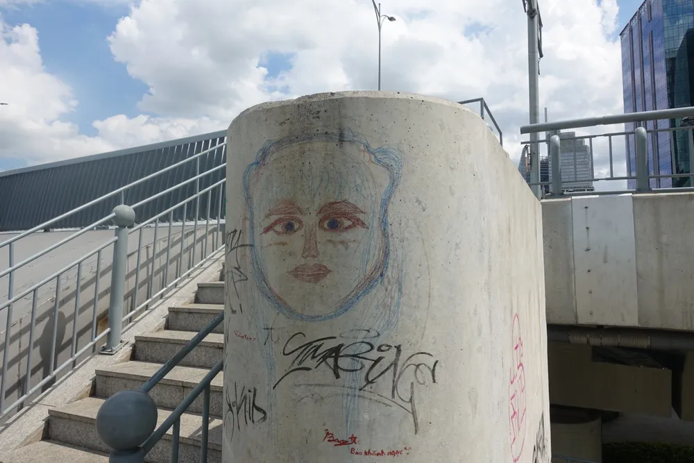 Nhiều hình ảnh xấu xí bị vẽ lên cầu Ba Son. Ảnh: ĐT