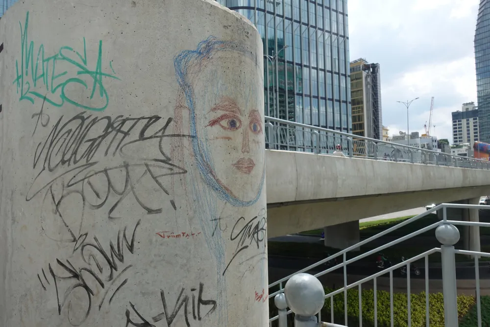 Cầu Ba Son được đưa vào hoạt động từ năm 2022, tên gọi cũ là cầu Thủ Thiêm 2. Báo chí đã nhiều lần phản ánh cây cầu này bị vẽ bẩn. Ảnh: ĐT