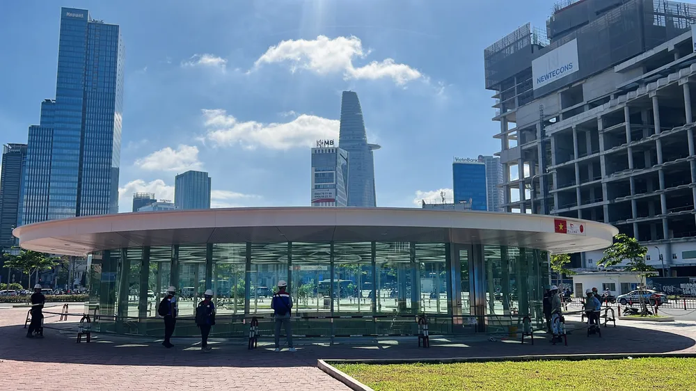 Giếng trời khổng lồ phía trên tuyến metro số 1- ga Trung tâm Bến Thành đã hoàn thiện. Hiện các kỹ sư, công nhân đang tổ chức lau kính. Ảnh: ĐÀO TRANG