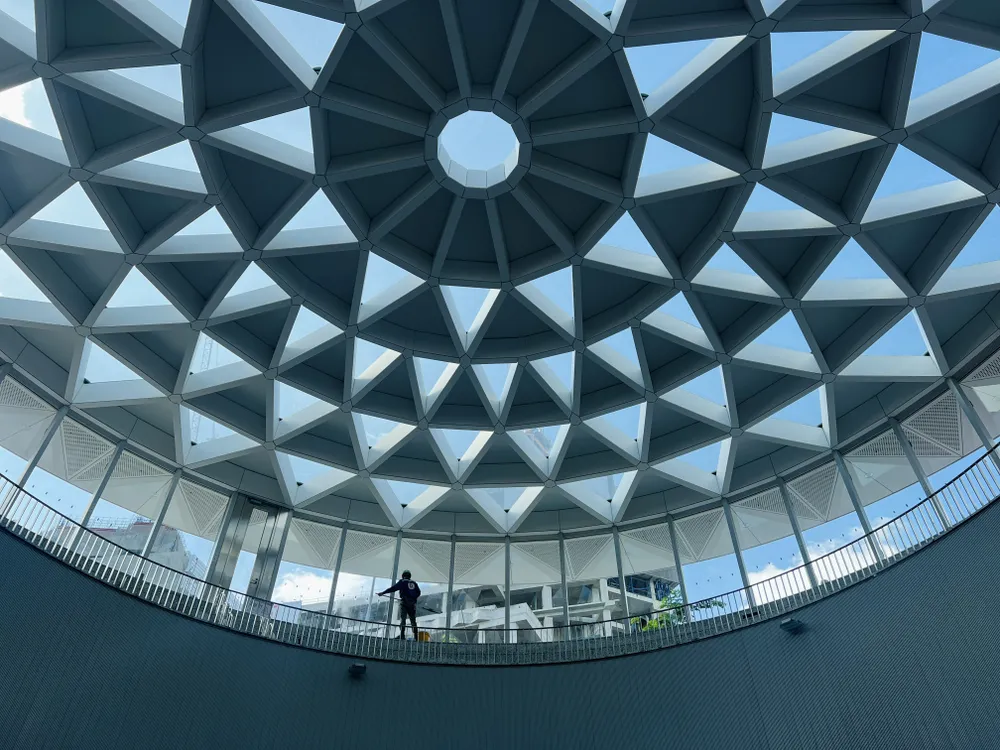 Công nhân dự án đang tiến hành lau kính cho giếng trời. Các hạng mục như lát gạch, ốp nền, hoàn thiện giếng trời đã được hoàn tất.