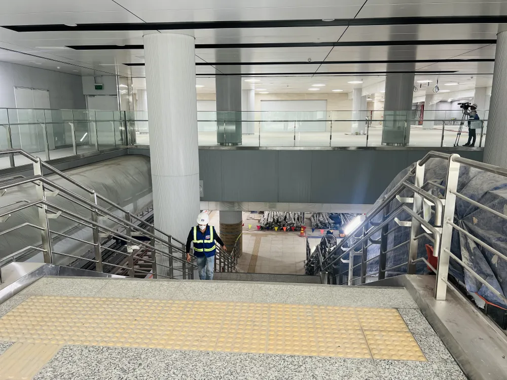 Lối lên xuống tầng B1 và tầng B2. Hiện hệ thống thang máy đã được lắp đặt hoàn thiện nhưng chưa đưa vào vận hành.