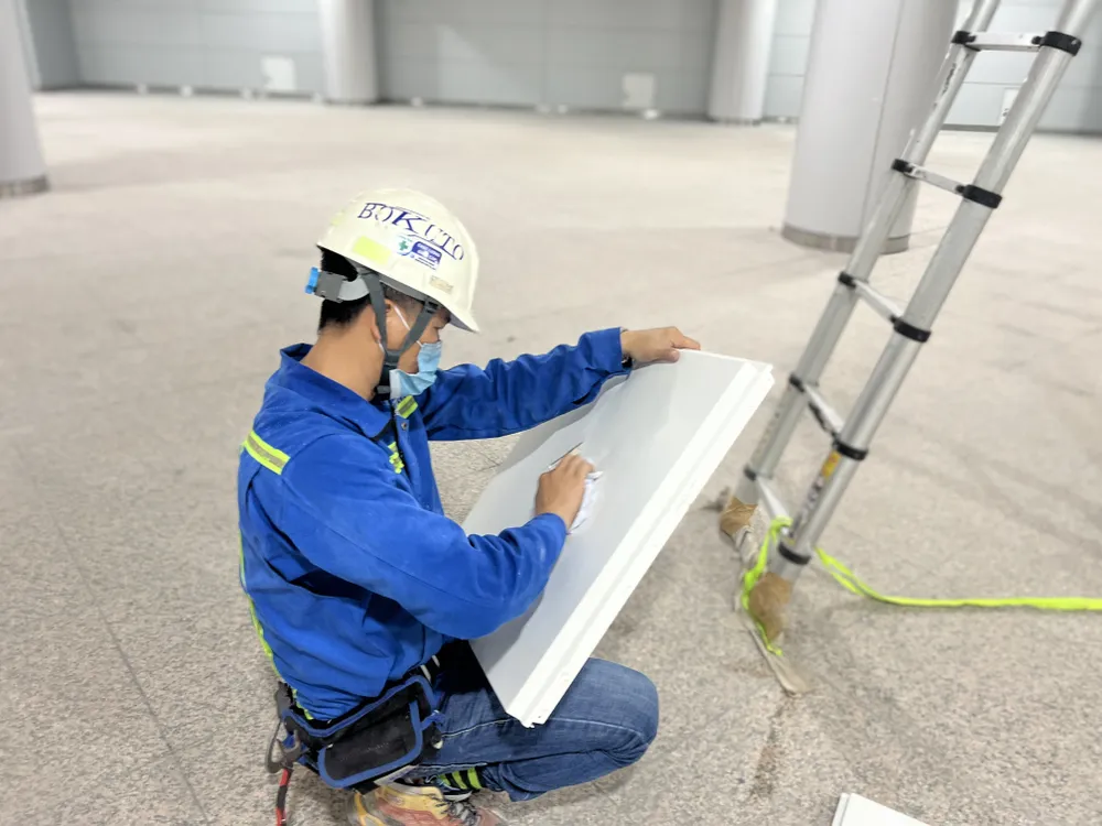 Công nhân đang tiến hành xịt rửa, lắp đặt hệ thống đèn tại tầng B1.