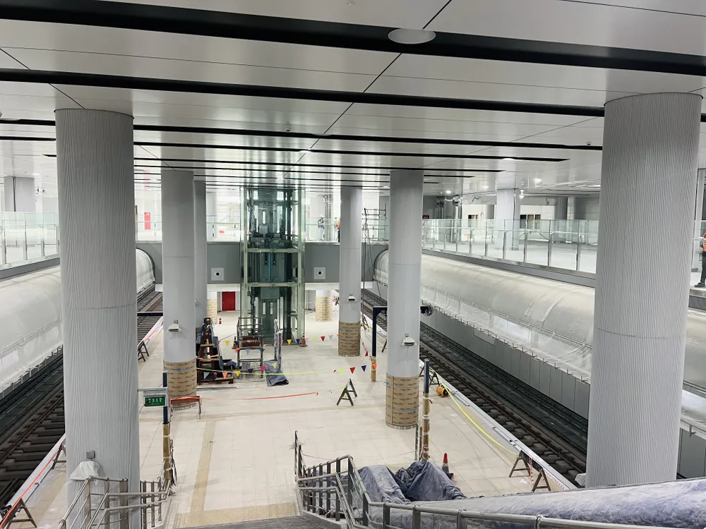 Khu vực thang máy liên thông từ tầng B1 đến tầng B4, đây cũng là khu lên xuống tàu của hành khách trong tương lai.