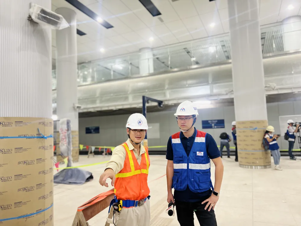 Ông Ngô Quốc Kiệt - Quản lý Kiến trúc của nhà ga Bến Thành đang chia sẻ các hạng mục đang được triển khai tại ga ngầm Bến Thành.
