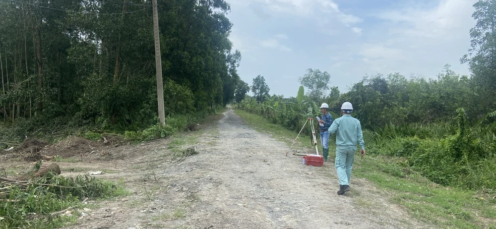 Nhà thầu thi công triển khai phần đường, đo đạc trên địa phận huyện Bình Chánh