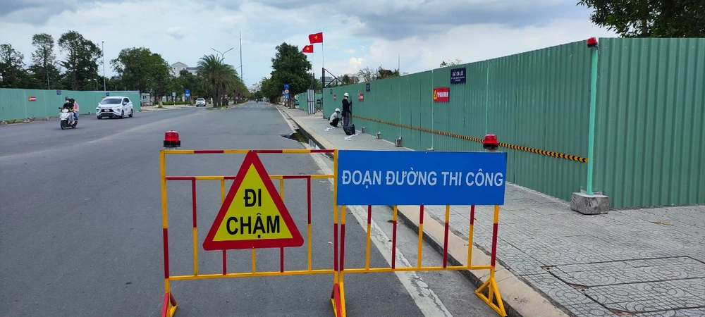 Nhà thầu phân luồng giao thông, đảm bảo cho các phương tiện đi lại.