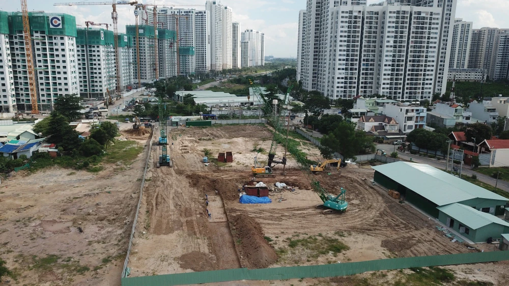 Công trường vành đai 3 đang thi công xuyên lễ.