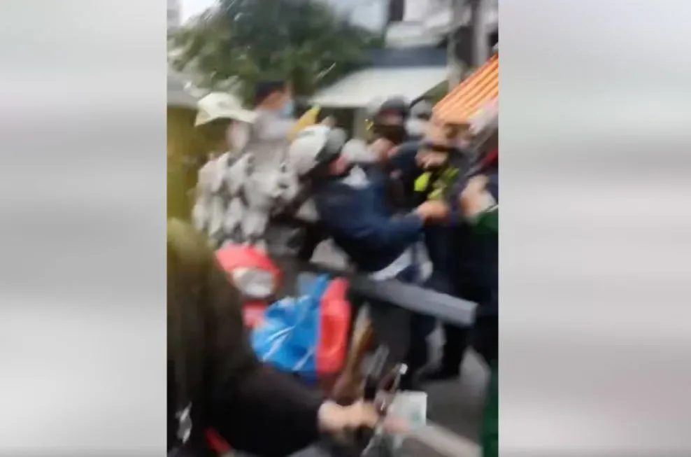 Vụ ẩu đả ở phà Cát Lái lan truyền trên mạng xã hội. Ảnh chụp màn hình Vụ ẩu đả ở phà Cát Lái lan truyền trên mạng xã hội. Ảnh chụp màn hình